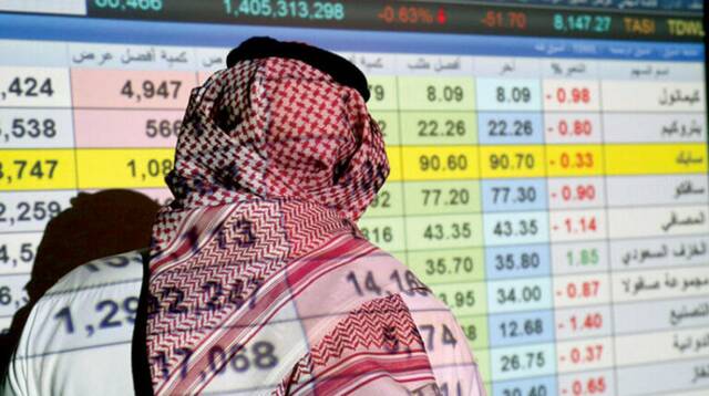 متداول يتابع أسعار الأسهم السعودية، أرشيفية