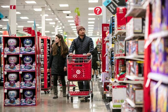 تراجع ثقة المستهلك الأمريكي لأول مرة منذ نوفمبر