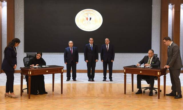 توقيع عقد الاستحواذ بين ممثلي الحكومة المصرية والجانب الإماراتي