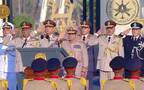 السيسي يتوسط قادة القوات المسلحة