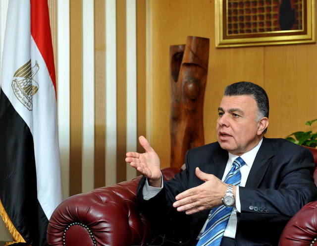 وزيرالاستثمار يطالب عمال "الشرقية للدخان" بعدم تعطيل الإنتاج لتفادق تحقيق خسائر