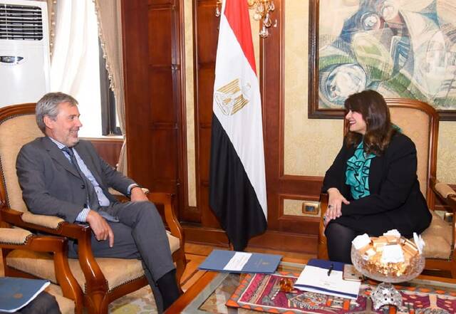 سها جندي، وزيرة الدولة للهجرة وشئون المصريين بالخارج، مع ميشيل كواروني، سفير إيطاليا لدى مصر