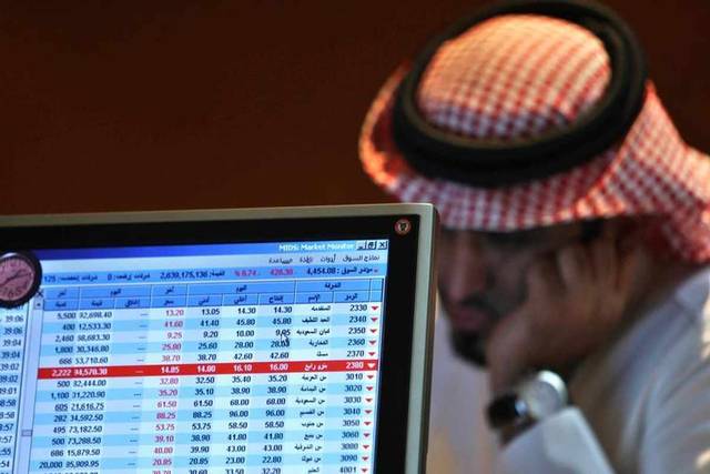 متعامل يتابع أسعار الأسهم السعودية