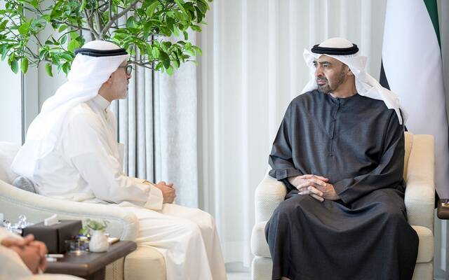 الشيخ محمد بن زايد آل نهيان رئيس دولة الإمارات وجراح جابر الأحمد الصباح وزير الخارجية في الكويت