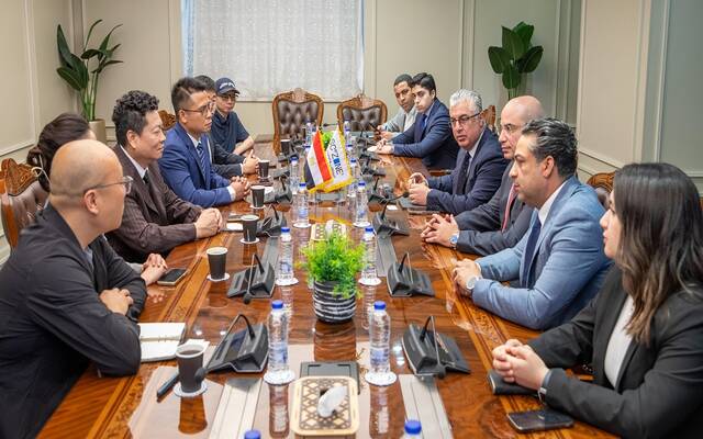 مصر توقع عقدين مع شركتين للملابس والمنسوجات بـ20.5 مليون دولار