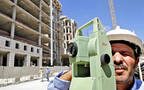 مهندس يُعد قياسات لأحد المشاريع بالأردن - الصورة من رويترز آريبيان آي