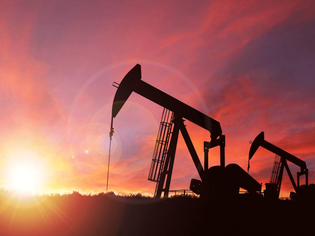 النفط يرتفع 2.5% بعد بيانات المخزونات.. و"برنت" يتجاوز 67 دولاراً