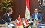 المهندس حسن الخطيب وزير الاستثمار والتجارة الخارجية المصري والسفير أندرياس باوم سفير سويسرا بالقاهرة