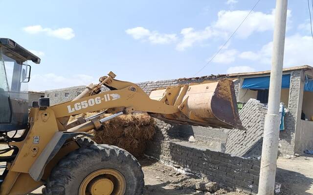 إحدى سيارات إزالة التعديات على الأراضي الزراعية