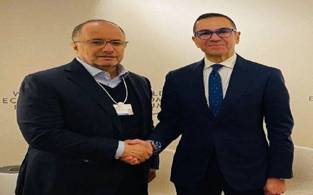 حسن الخطيب وزير الاستثمار والتجارة الخارجية مع خديم عبدالله الدرعي الشريك المؤسس وعضو مجلس الإدارة بشركة الظاهرة القابضة الإماراتية