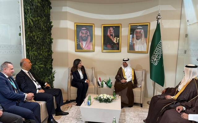 المهندسة راندة المنشاوي وزيرة الإسكان والمرافق والمجتمعات العمرانية المصرية والمهندس ماجد بن عبد الله الحقيل وزير البلديات والإسكان بالمملكة العربية السعودية