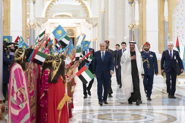 محمد بن زايد يستقبل رئيس كازاخستان