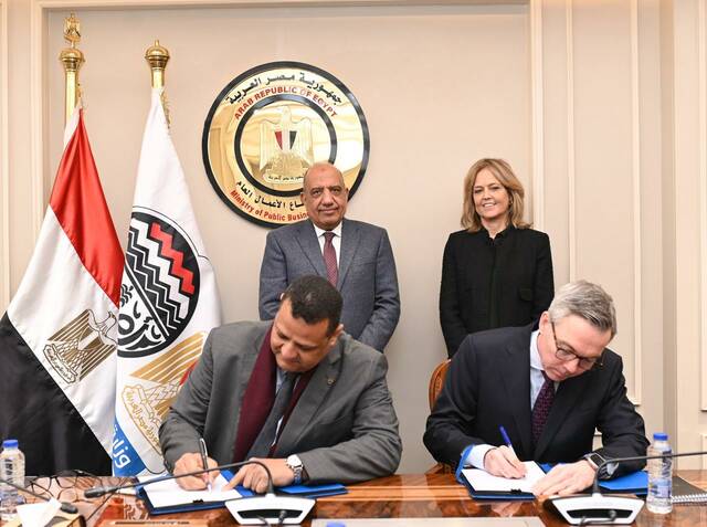 رئيس شركة مصر للألومنيوم ويوقع اتفاقية التعاون مع نظيره النرويجي
