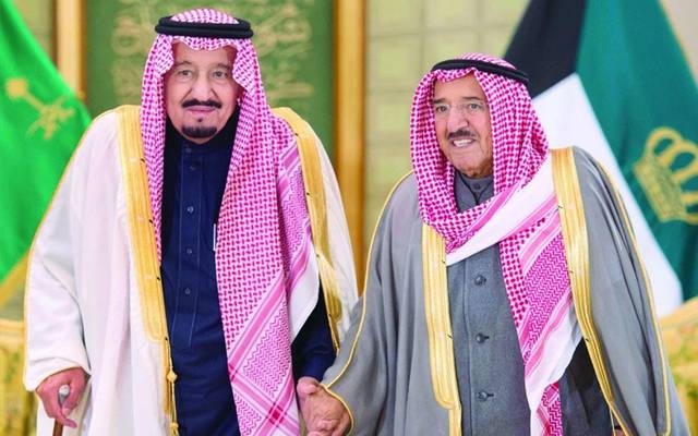 الملك سلمان خلال لقاء سابق بأمير الكويت