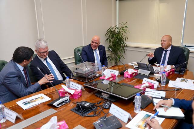 مصر.. وزير النقل يوجه بتشكيل لجنة لإنشاء مجمع لإنتاج مكونات الكباري والأنفاق