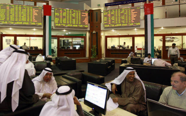 مستثمرون داخل مقر بورصة دبي