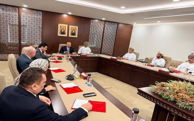 نائب رئيس مجلس الوزراء للتنمية الصناعية وزير الصناعة والنقل في مصر خلال زيارته الحالية للعاصمة العماني