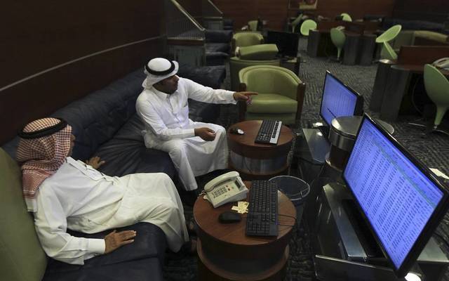 متعاملون يتابعون أسعار الأسهم السعودية، الصورة أرشيفية