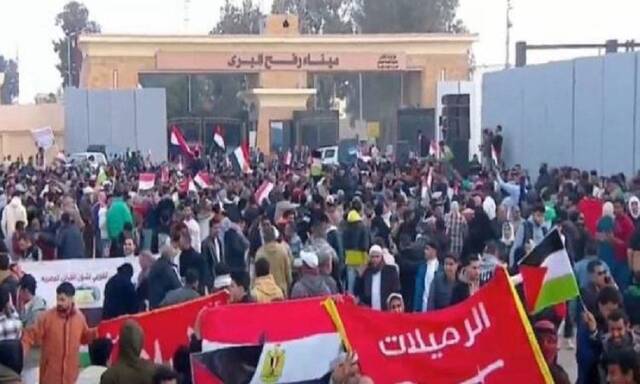 المصريون أمام معبر رفح