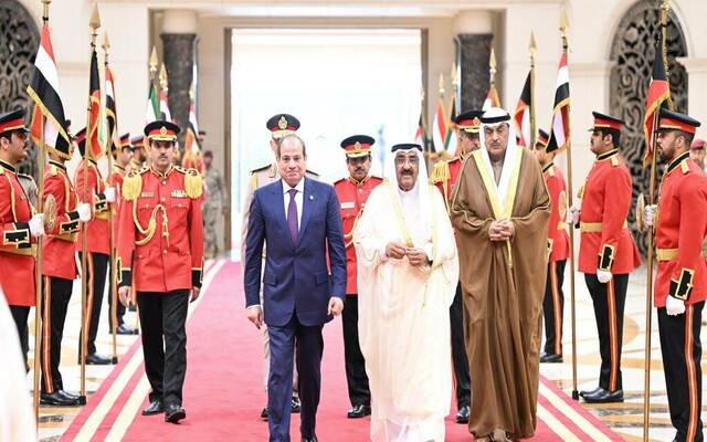 الرئيس المصري عبدالفتاح السيسي وأمير دولة الكويت مشعل الأحمد الصباح وولي العهد صباح خالد الصباح