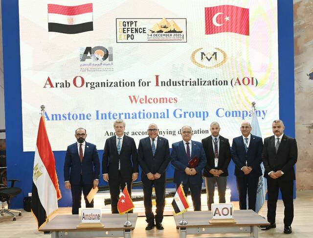 جانب من التوقيع