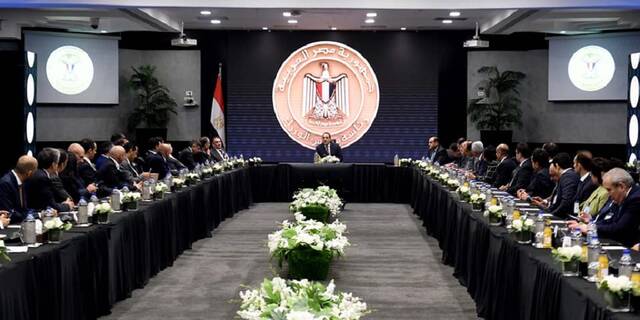رئيس الوزراء يؤكد حرص الحكومة على زيادة الاستثمارات الكويتية في مصر