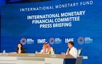 محمد الجدعان وزير المالية  خلال المؤتمر الصحفي مع مديرة صندوق النقد الدولي كريستالينا جورجيفا