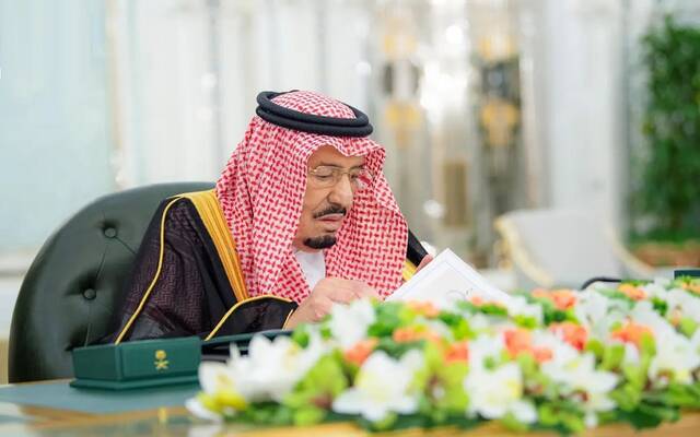 خادم الحرمين الشريفين يرأس جلسة مجلس الوزراء في جدة