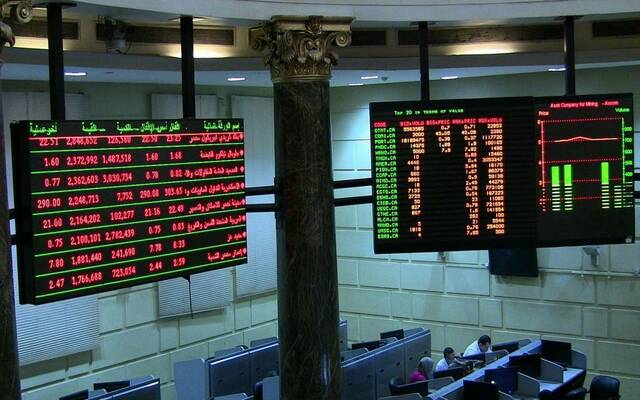 التراجع يغلب على مؤشرات بورصة مصر بالختام.. و"السوقي" يفقد 6.7 مليار جنيه