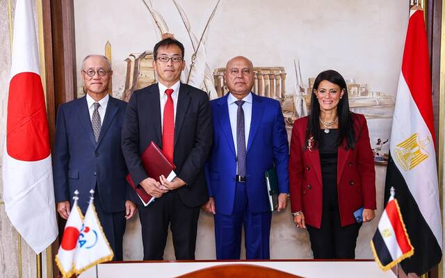 كامل الوزير وزير الصناعة ورانيا المشاط وزيرة التخطيط وإبيساوا يو الممثل الرئيسي لهيئة التعاون الدولي اليابانية