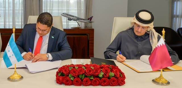 أثناء توقيع الاتفاقية