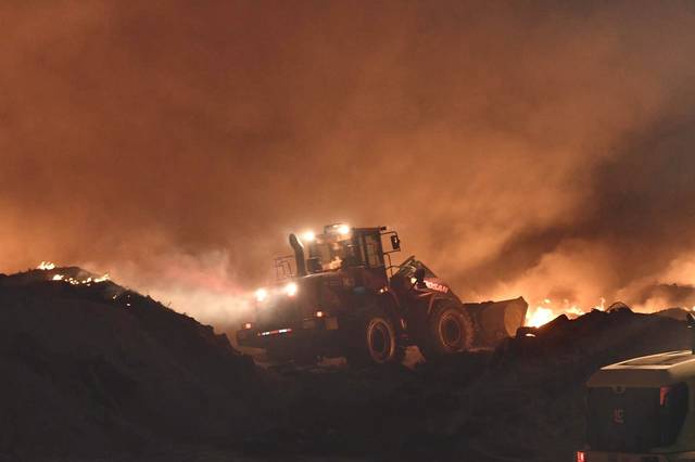 الإطفاء الكويتية تسيطر على حريق هائل في منطقة الشقايا