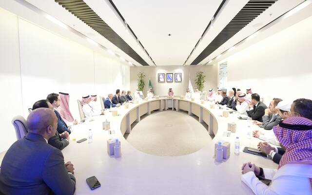 الرئيس التنفيذي للهيئة العامة للغذاء والدواء يلتقي عددًا من الرؤساء التنفيذيين وممثلي شركات الأدوية المحلية والعالمية