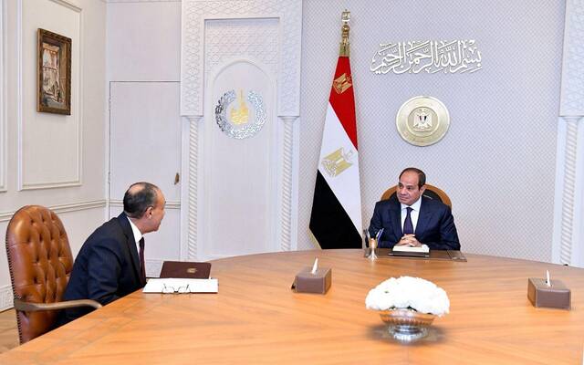 الرئيس المصري عبد الفتاح السيسي  مع بدر عبد العاطي وزير الخارجية والتعاون الدولي والمصريين في الخارج