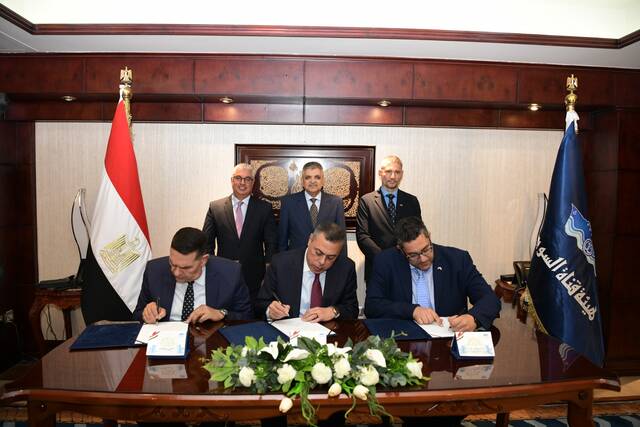 مصر.. توقيع عقد لتقديم خدمات جمع المخلفات للسفن العابرة لقناة السويس