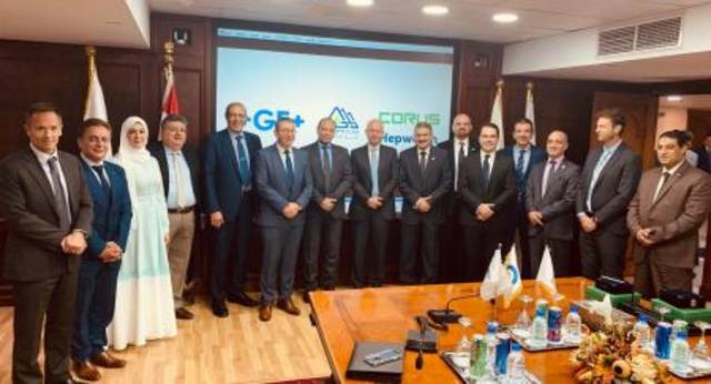 أعضاء من شركة كورس إنفستمنتس الإماراتية أثناء الاتفاق الأخير الذي عقد بمصر