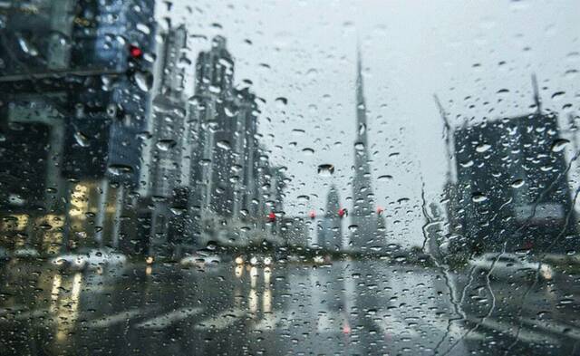 "طرق دبي" تعلق خدمة الحافلات عبر المدن مؤقتاً بسبب الأحوال الجوية