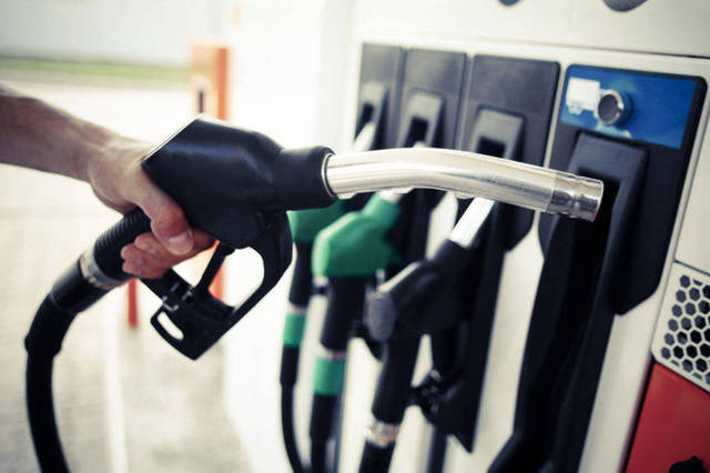 التجارة السعودية تضبط محطات وقود امتنعت عن تزويد المستهلكين قبل الأسعار الجديدة