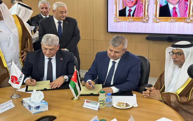 جانب من توقيع عقد المشروع
