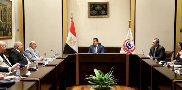 وزير الصحة المصري يبحث دعم خدمات العلاج الطبيعي