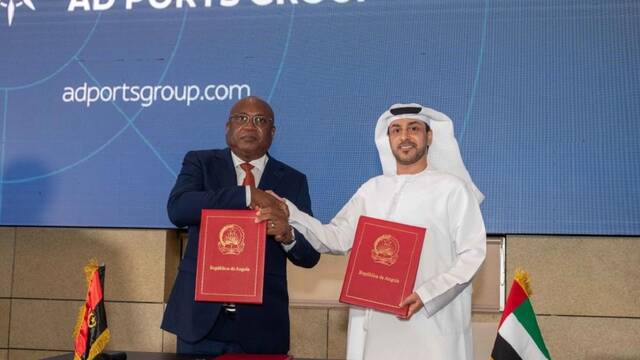 جانب من التوقيع