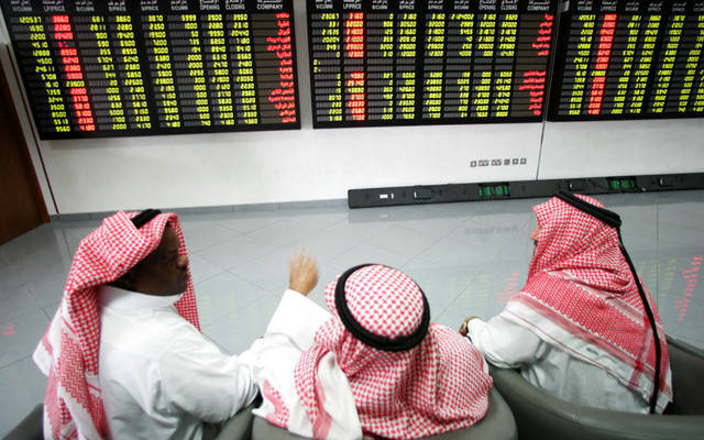 مستثمرون يتابعون التداولات في بورصة قطر