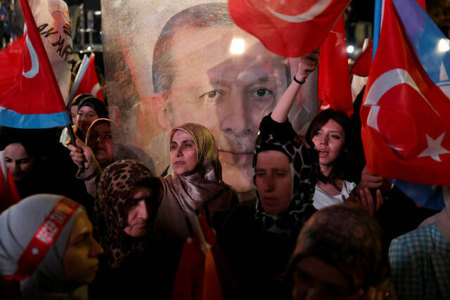 ارتفاع الأسهم التركية وتراجع الليرة بعد فوز المعارضة في الانتخابات