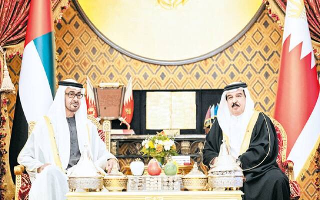 عاهل البحرين ورئيس الإمارات يشهدان توقيع اتفاقية تعاون عسكري على هامش "جلمود 3"
