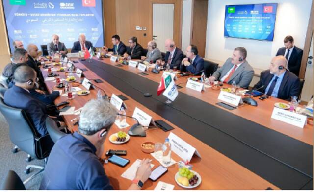 خليل بن إبراهيم بن سلمة نائب وزير الصناعة والثروة المعدنية خلال زيارة إلى تركيا
