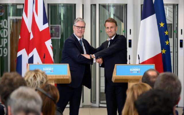 اتفاق بريطاني فرنسي لإعادة المهاجرين يثير اعتراضات أوروبية رغم دعم المفوضية