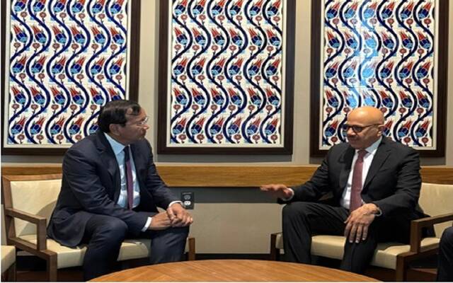 الدكتور عبداللطيف بن راشد الزياني وزير الخارجية البحريني- مع براك سوخون نائب رئيس الوزراء وزير الخارجية والتعاون الدولي في مملكة كمبوديا