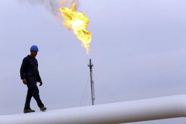 US crude inventories fall as oil prices climb
