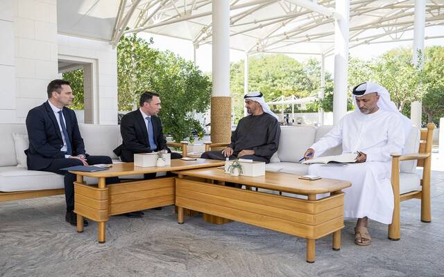 محمد بن زايد آل نهيان رئيس دولة الإمارات ومارسيل بيرو كبير مستشاري الأمن القومي لرئيس وزراء المجر