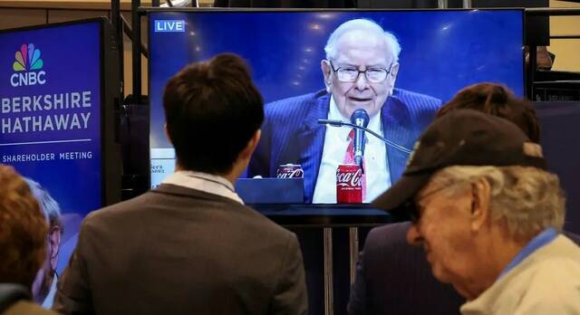 بيركشاير تُقلص حصتها في أمازون وتراهن على نيويورك تايمز